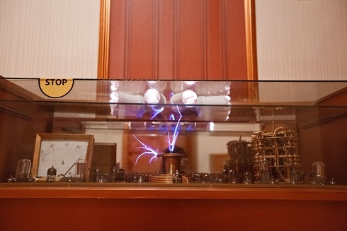 <p>&nbsp;<span style="color: inherit; font-size: 20px; font-weight: inherit; background-color: initial;">Riddle "Turning Tesla coil"</span><br></p>